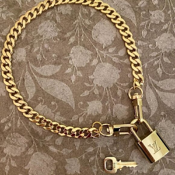 New LV Louis Vuitton Gold-Tone Lock on 16" Curb Chain Choker Necklace - Picture 2 of 3